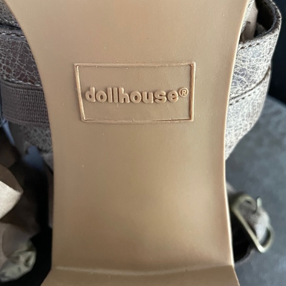 Dollhouse Womens Brown Faux
Leather Block Heels
NWOT - Picture 5 of 8